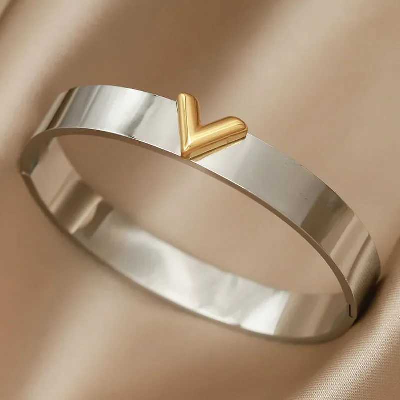 Bangle Stainless Steel Metal Flower Pearl Bangles bracelets for Women Fashion Brand Jewelry Elegant Shell Letter V Accessories H250115