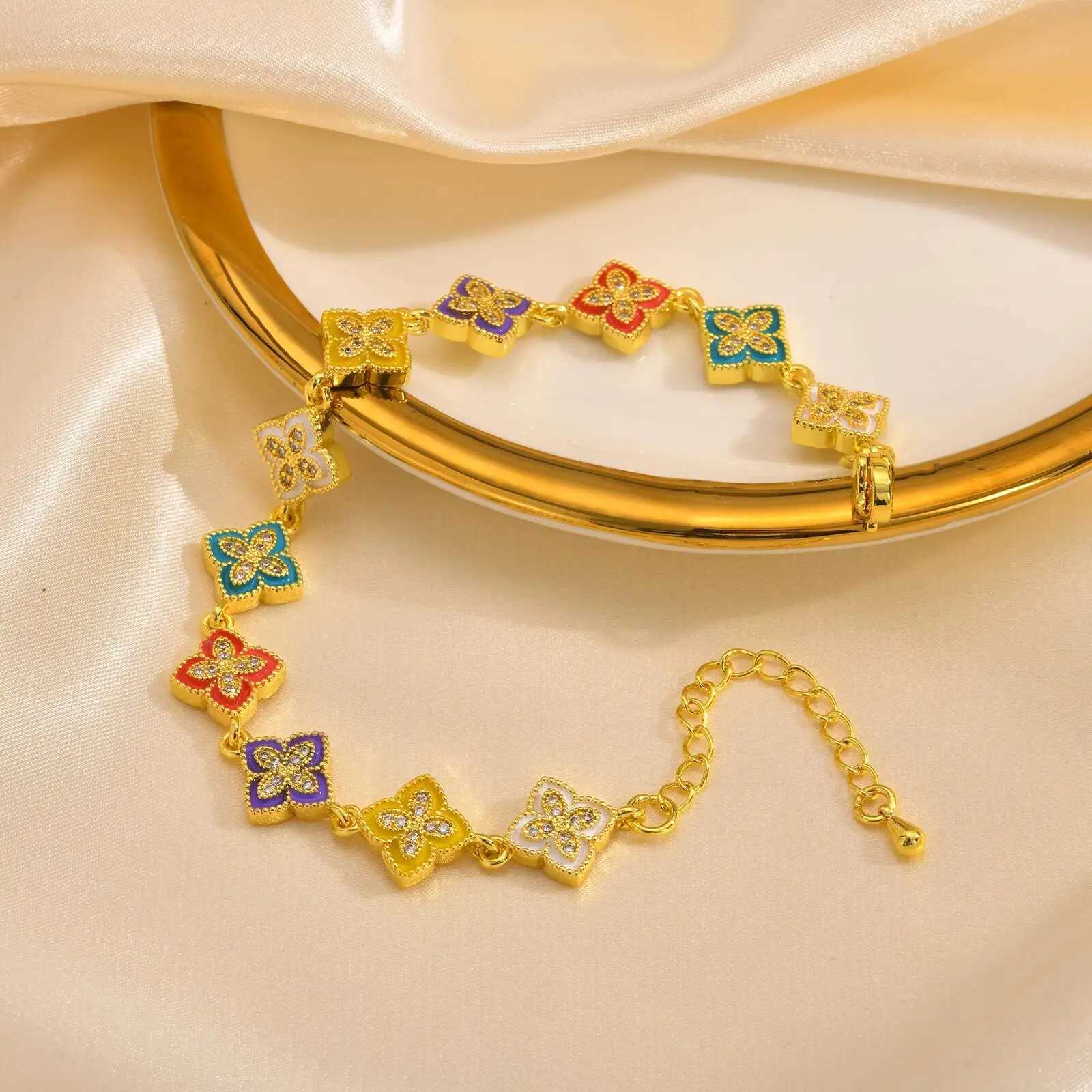 Chain Elegant Four Leaf Clover Womens Hand Bracelets Zirconia Flower Bangle For Party Mom Girlfriend Couple Valentines Day Gift H250217