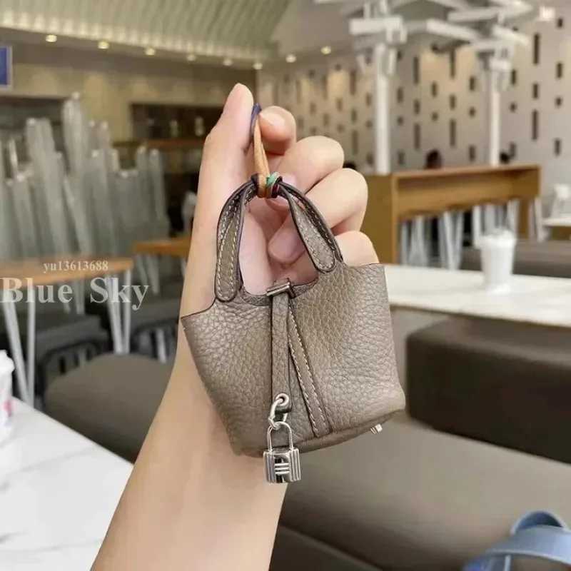 Keychains Lanyards Cute Mini Basket Bag Pendant Earphone Bucket Creative Car Key Female H250115