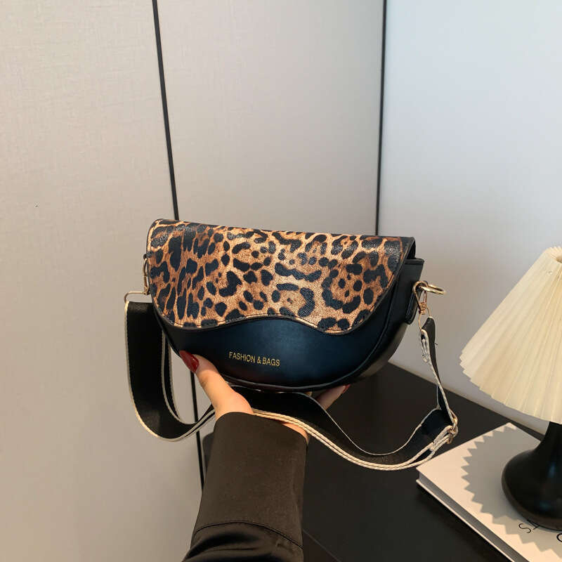1 piece style crossbody bag, women's solid color, with leopard print flip cover, magnetic buckle, artificial leather lining