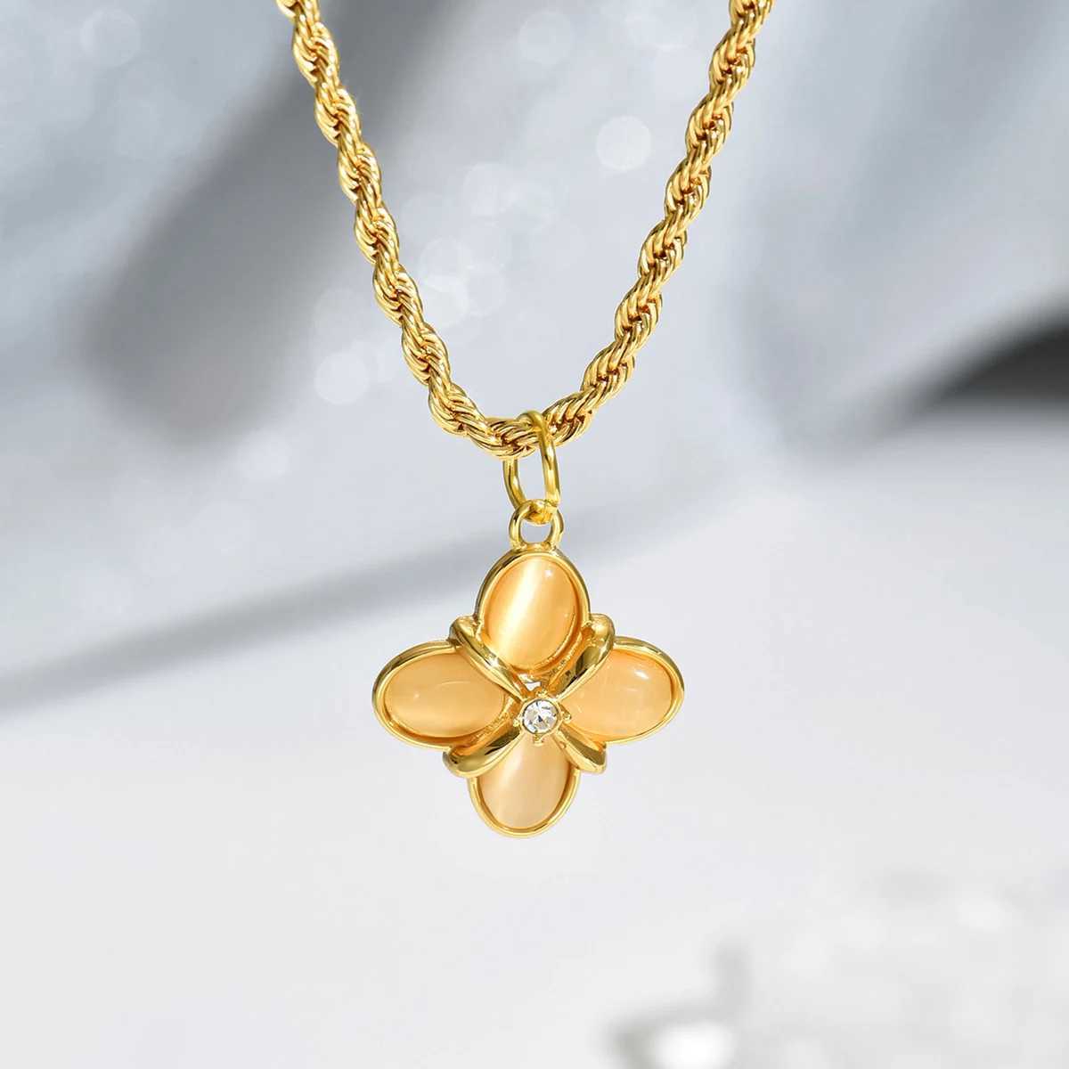Pendant Necklaces Europe and the United States hot stainless steel four-leaf clover necklace Fashion womens pendant Stainless neck H250115