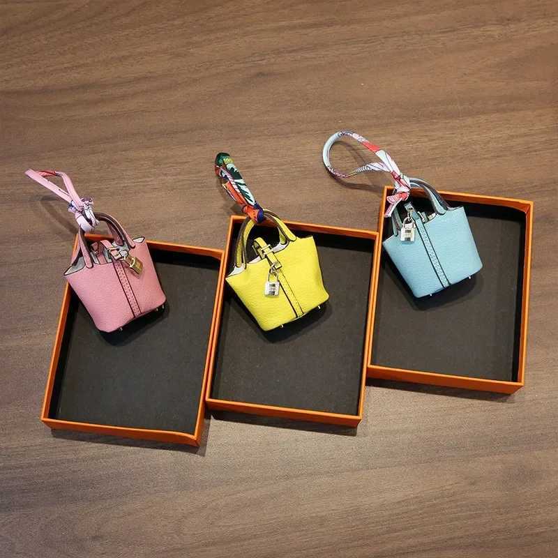 Keychains Lanyards Mini Basket Bag Pendant High end Leather Car Keychain Cute Creative Earphone H250115