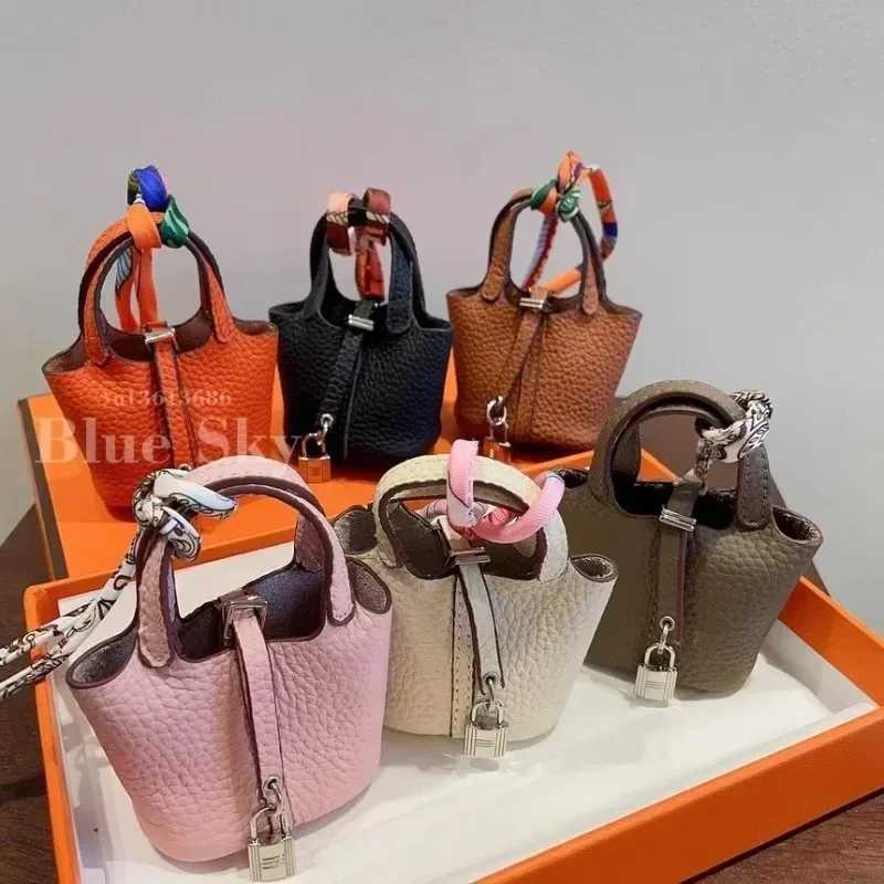 Keychains Lanyards Cute Mini Basket Bag Pendant Earphone Bucket Creative Car Key Female H250115