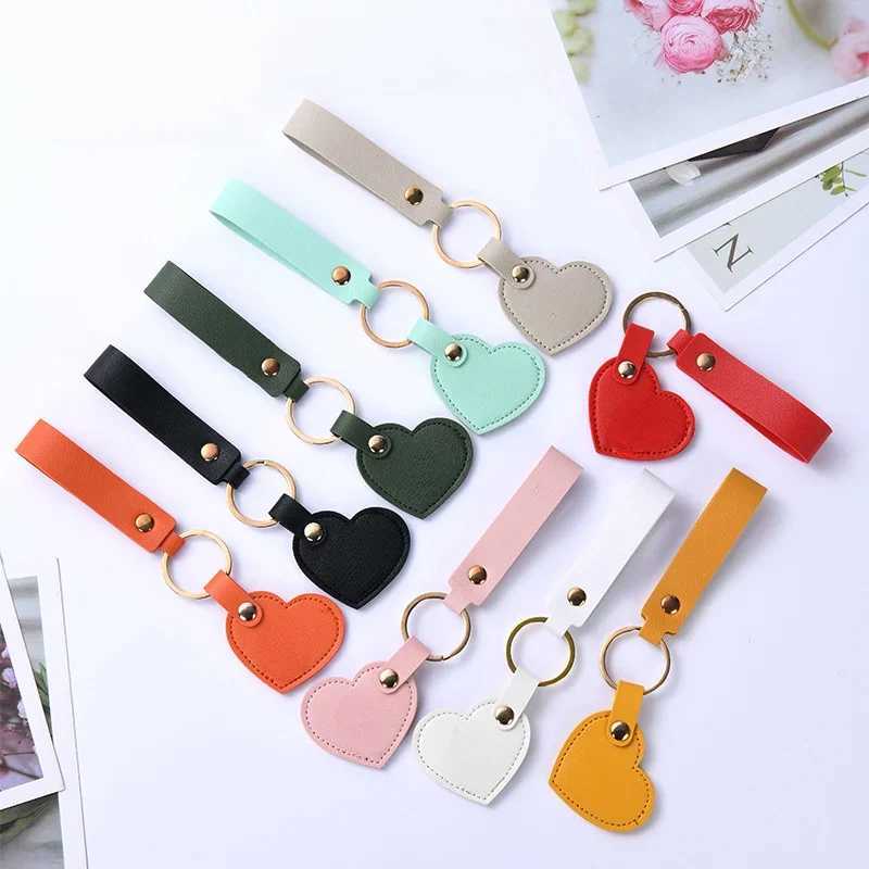 Keychains Lanyards Customized Heart Leather Keychain Print Colorful Key Chain Laser Engrave Personalize Love Couple Keyring Car Bag Accessory H250115