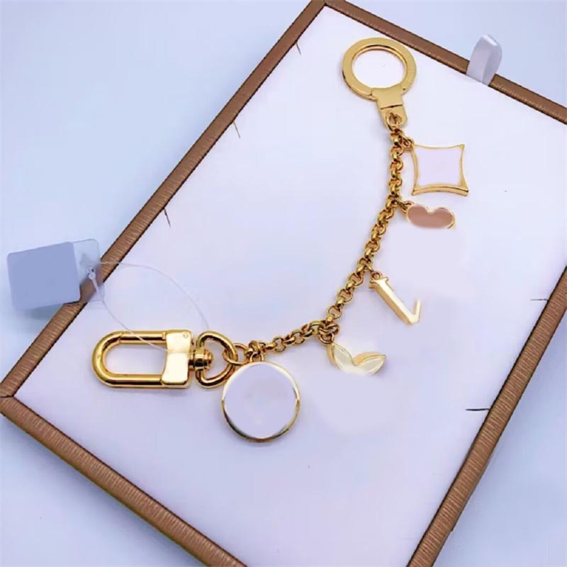 Luxury keychain cute bag charms designer pendant classic letter fashion accessories flower plated gold metal buckle stylish keyring key pouch dd032