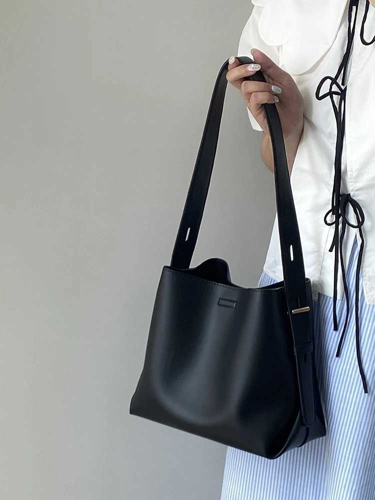 Arrival Black Soft Leather Autumn Winter New Womens Versatile One Shoulder Bag Fashion Large Capacity Commuter Handbags T250115
