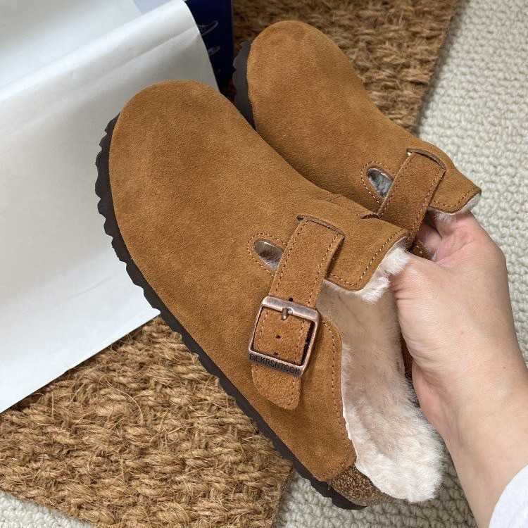 sandals slides clogs Gaga is good at wearing suede thick soled shoes women in winter. She wears Boken fur slippers with plush for comfort and