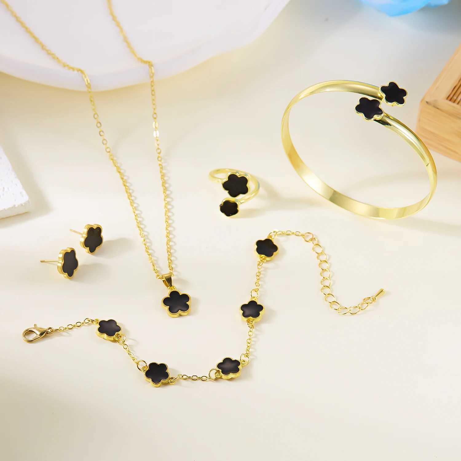 Bracelet Earrings Necklace 5 PCS Five Leaf Flower Combination Jewelry Set For Women Good Luck Ring Bangle Daily Party H250115