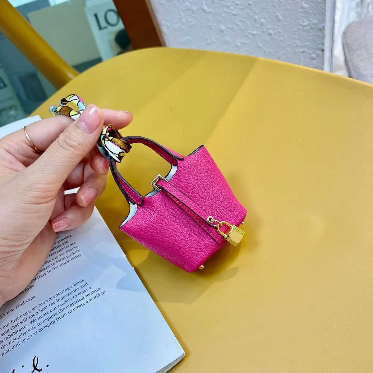 Keychains Lanyards Mini vegetable basket handbag for women fashionable bag accessory H250115