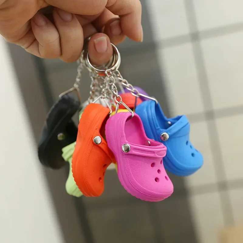 Keychains Lanyards A cute mini shoe keychain creative pendant bag accessories car jewelry gift H250115