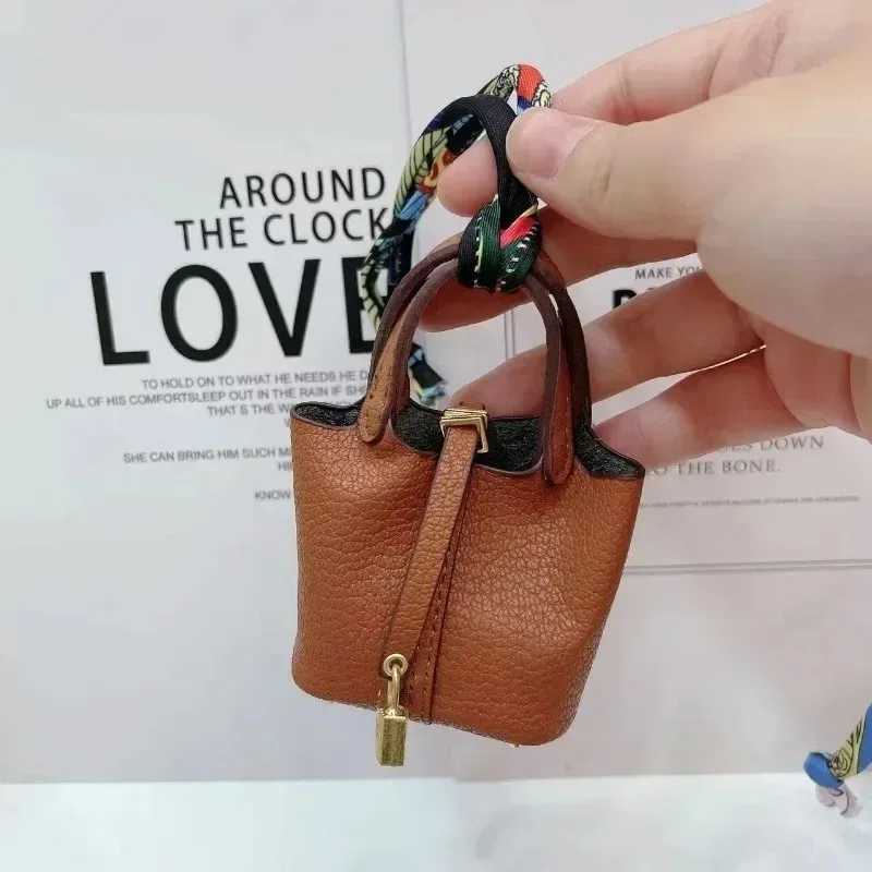 Keychains Lanyards Cute Mini Basket Bag Pendant Earphone Bucket Creative Car Key Female H250115
