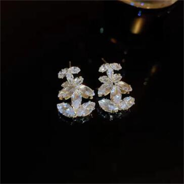 Advanced Fashion Sense Shiny Letter For Women Girls Minimalist Versatile Earrings Jewelry Accessories Gifts With Box Free shipping
