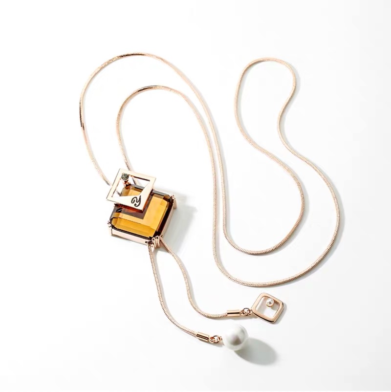 Sophisticated Pearl Chain Necklace Adorned with Exquisite Handcrafted Charms