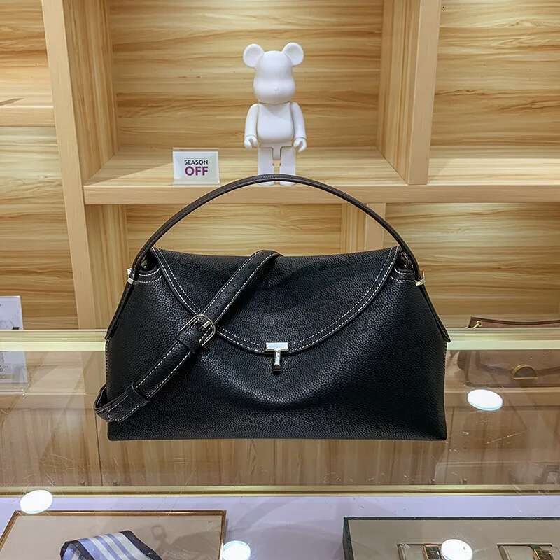 Niche High-End T-Lock Large-Capacity Shoulder Messenger Versatile Commuter Handbag Underarm Bag Female