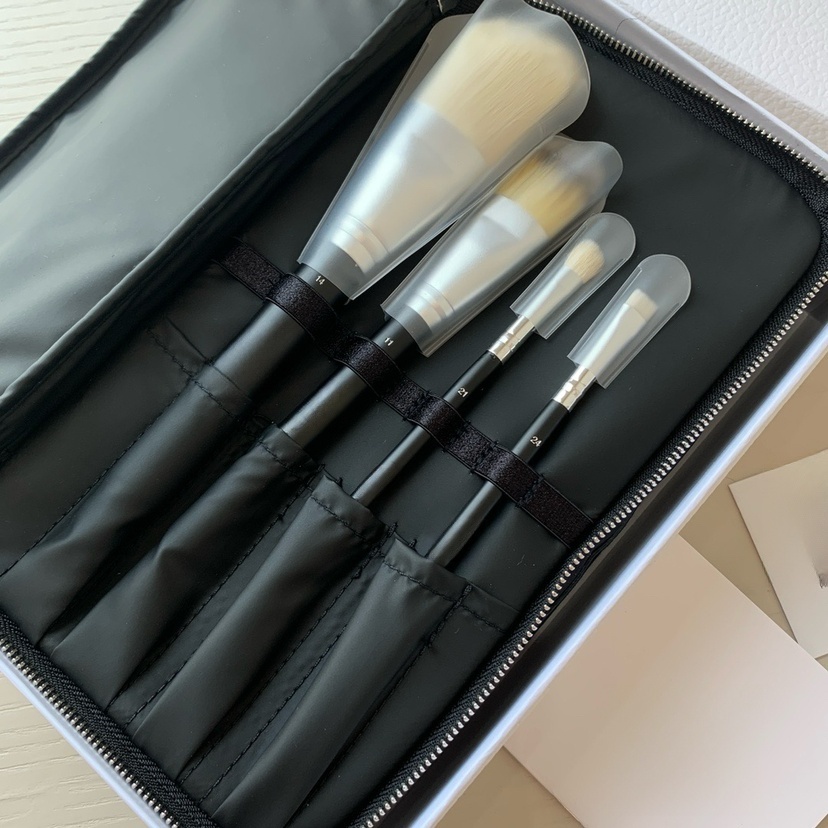 Designer D Make up Brushes 4pcs Double layered makeup bag powder Eye Shadow Professional cosmetic Brush Set Highest Quality