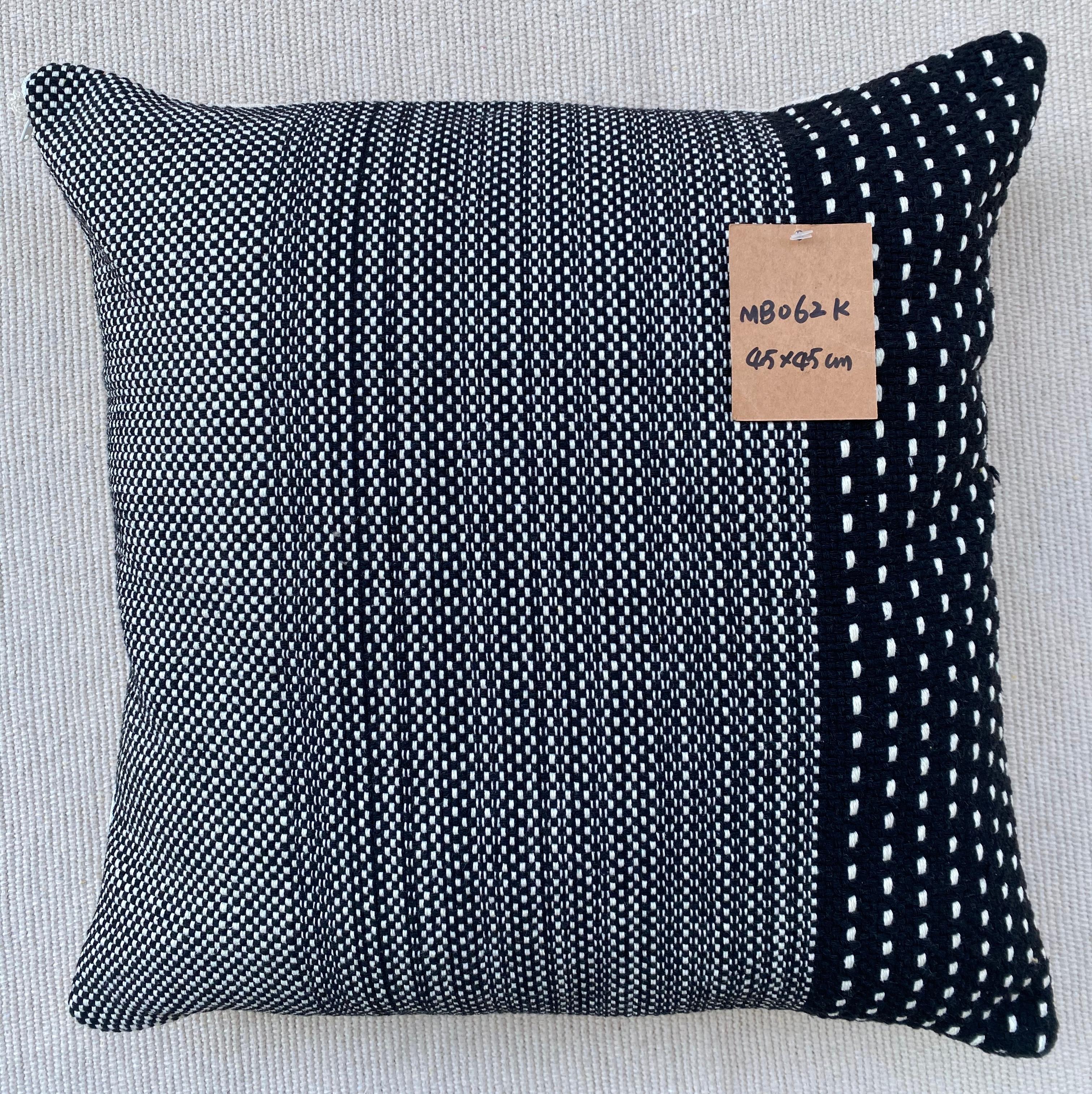 Long-Lasting Chic Cushion Covers - Premium Quality Fabric with Natural Texture fort