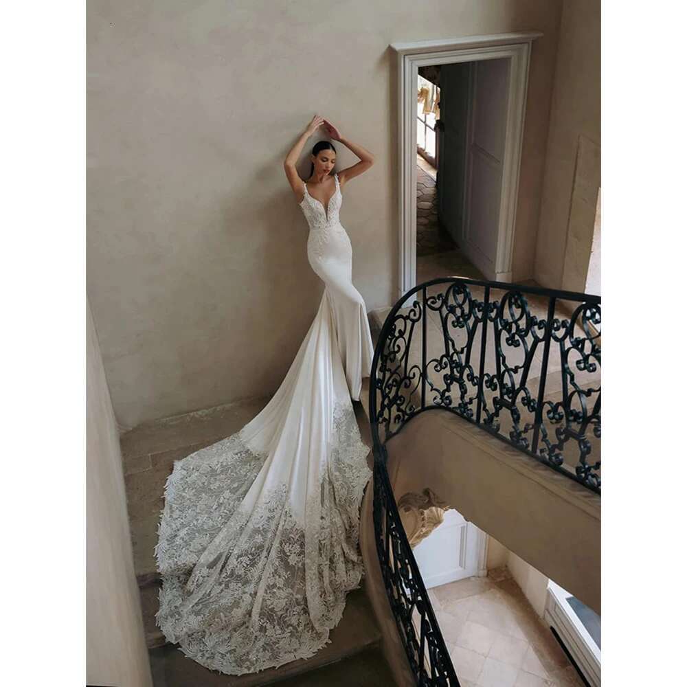 Sexy V Neckline 2 in 1 Mermaid Wedding Lace Appliques Fringed Sleeveless Dress Custom Train Removable Bridal Dresses