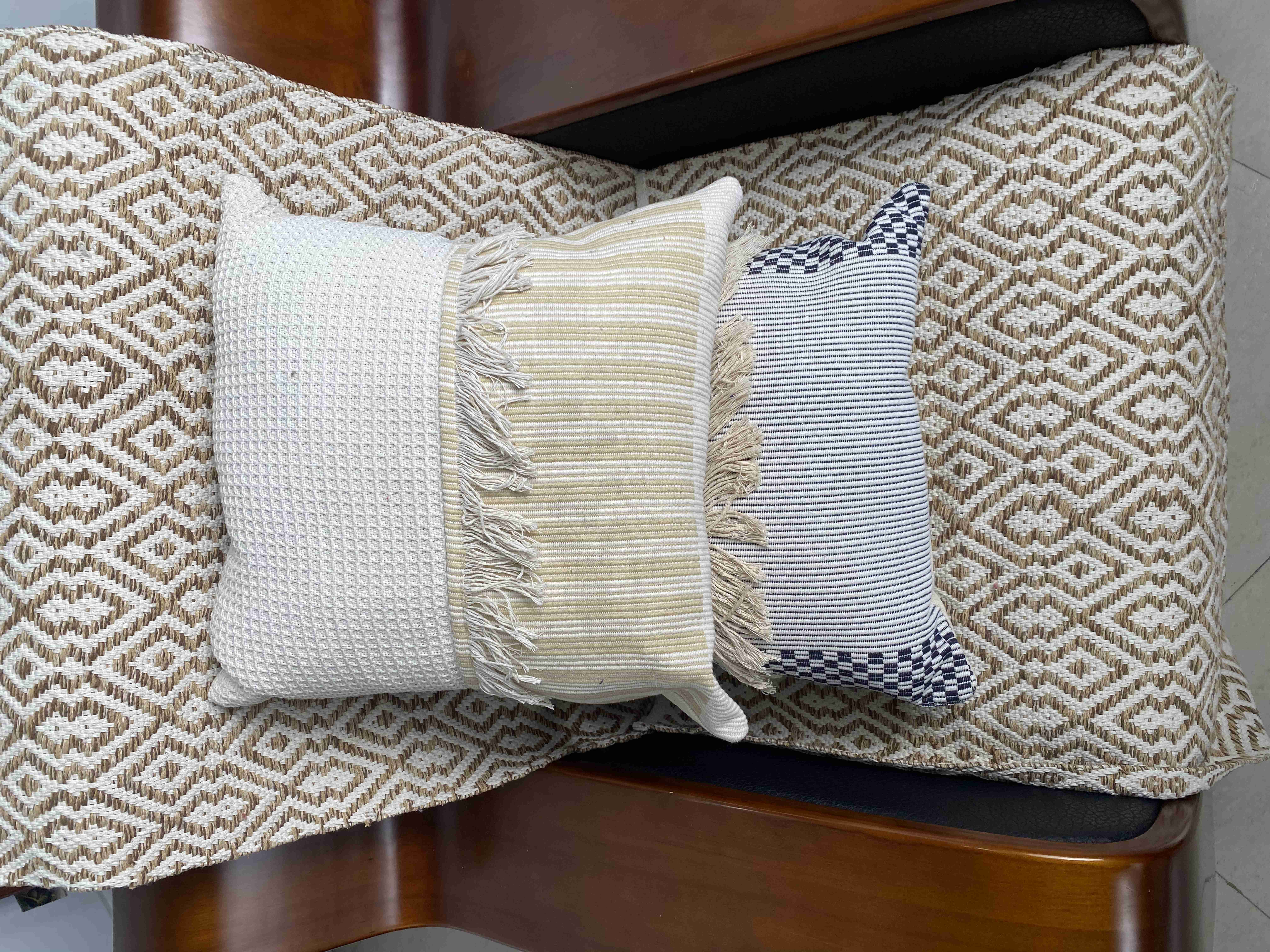 Chic Living Room Accessories Durable Textured Fabric Cushions for Modern Home Decor