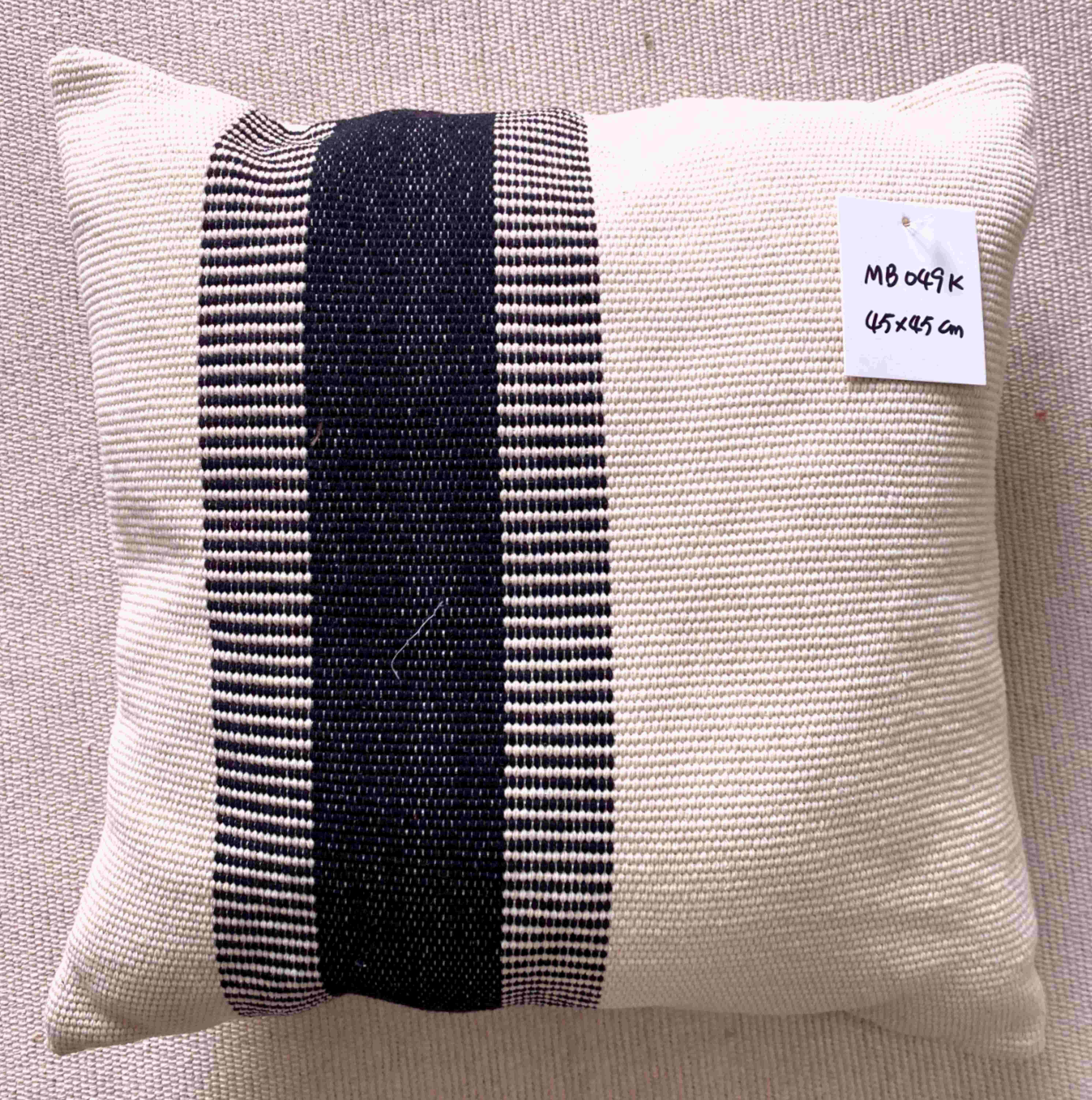 Chic Living Room Accents - Versatile & Long-Lasting Fabric Cushions with Natural Textured Finish