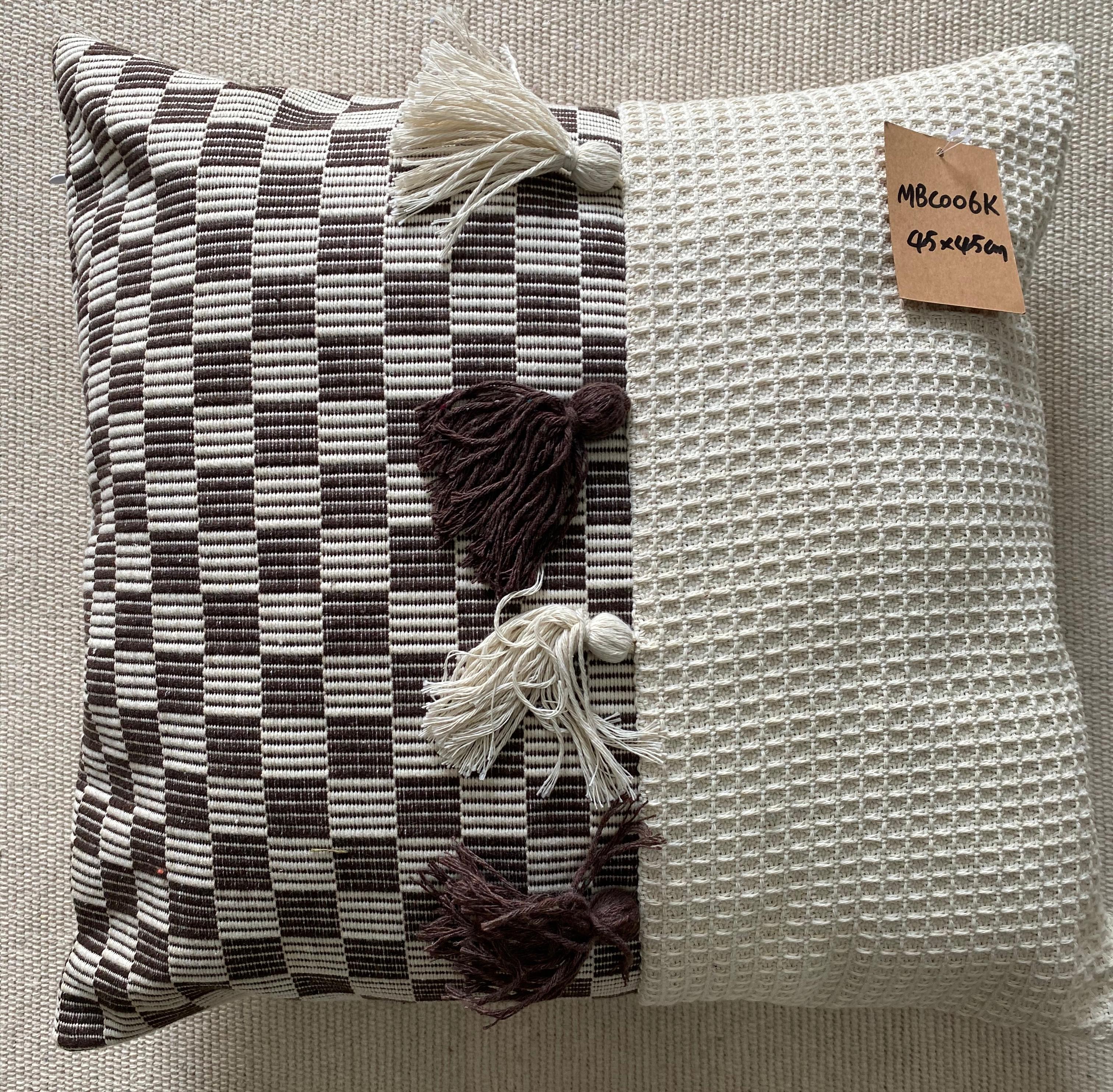 Chic Living Room Accent Cushions Comfortable and Long-Lasting Fabric with Natural Look
