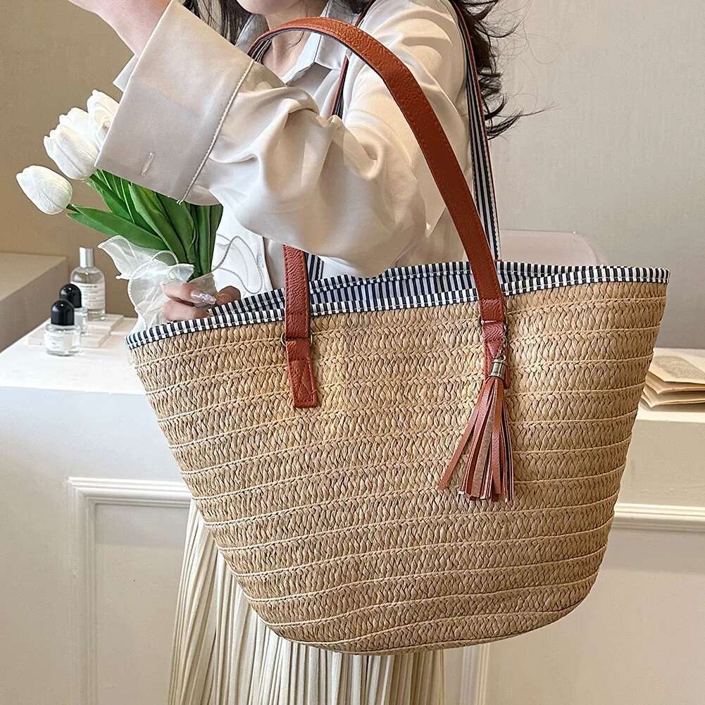 Handmade Summer Handbags Straw Weaving Tote Bag Hand-Woven Fashion Underarm Large Capacity Beach Shoulder Bags with Tassels