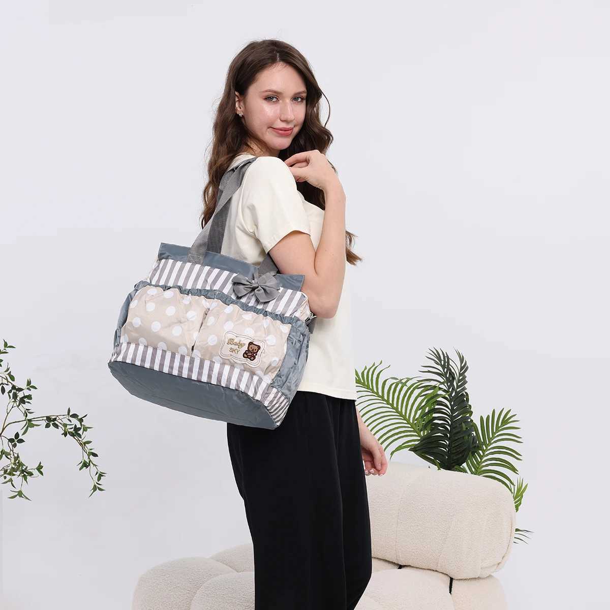 Fashionable printed mommy bag four piece set large capaci multifunctional one shoulder crossbody bag outdoor diaper bagXJ250117