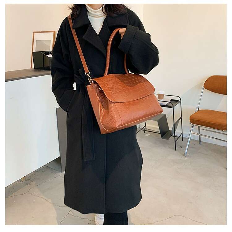 Official Document for Women 2023 New Trendy Internet Celebrity Handheld Tote with Advanced and Unique Design, Large Capacity Shoulder Bag