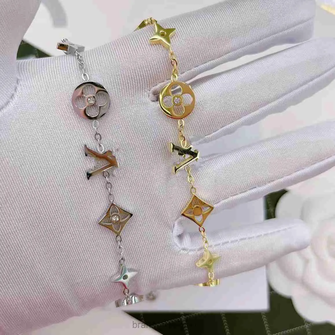 Stainless steel Luxury classic designer Girl women men boy flower V bracelets elegant Love 18K Gold silver Bangles engraved bracelet Fashion Jewelry Lady Party t3w