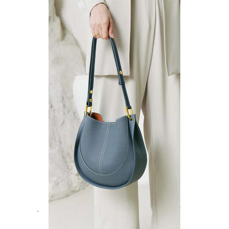 Maxdutti Italian Large Capacity Single Shoulder Messenger Bucket Women Fashion Blogger Retro Leather Women's Saddle Bag