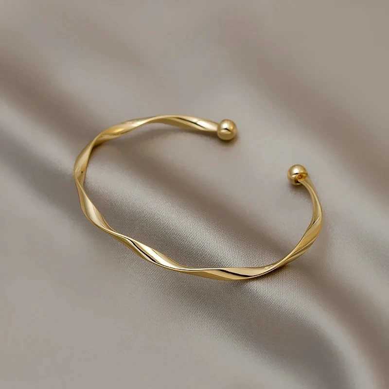 New Trend Open Cuff For Women Twist Curved Bracelets Punk Fashion Female Metal Wrist Jewelry Pulseras Mujer 2024 NewXJ250117