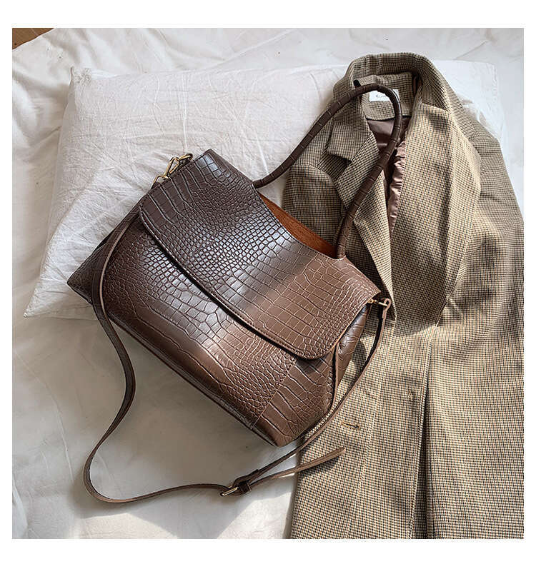 Official Document for Women 2023 New Trendy Internet Celebrity Handheld Tote with Advanced and Unique Design, Large Capacity Shoulder Bag