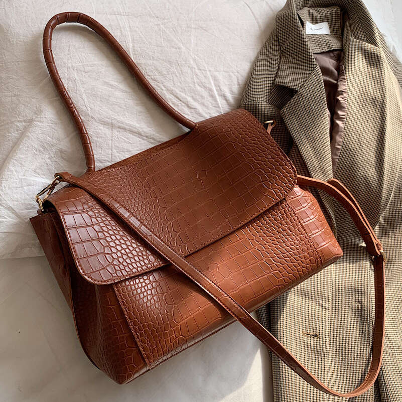 Official Document for Women 2023 New Trendy Internet Celebrity Handheld Tote with Advanced and Unique Design, Large Capacity Shoulder Bag