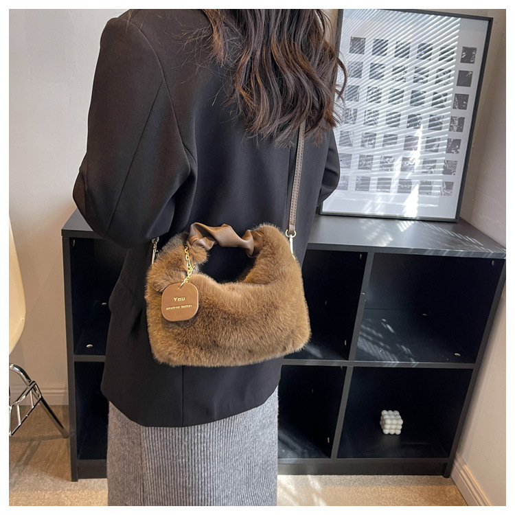 High end Handheld for Women's 2024 New Fashion Spring/Summer Plush Versatile and Unique Chain Crossbody Bag