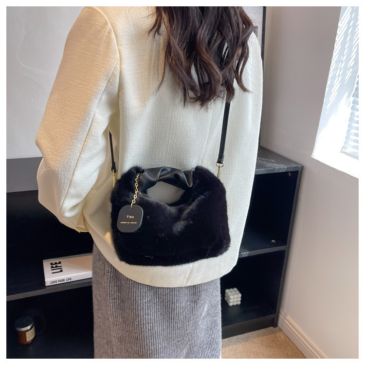 High end Handheld for Women's 2024 New Fashion Spring/Summer Plush Versatile and Unique Chain Crossbody Bag