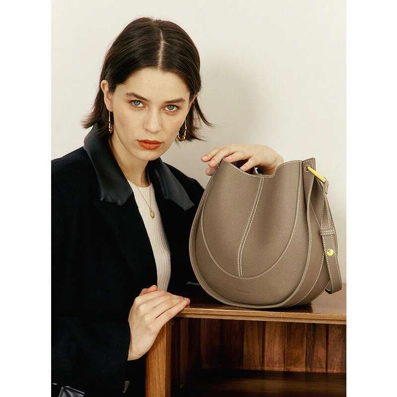 Maxdutti Italian Large Capacity Single Shoulder Messenger Bucket Women Fashion Blogger Retro Leather Women's Saddle Bag