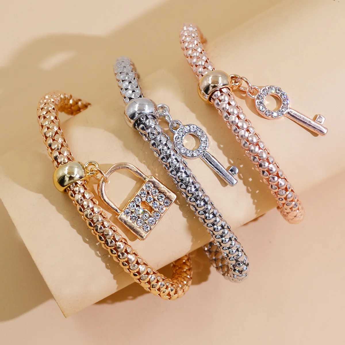 3-Color Womens Fashion Elastic Corn Chain Heart Pendant Bracelet Set Suitable for Date Travel Party Festival Dr GiftsXJ250117