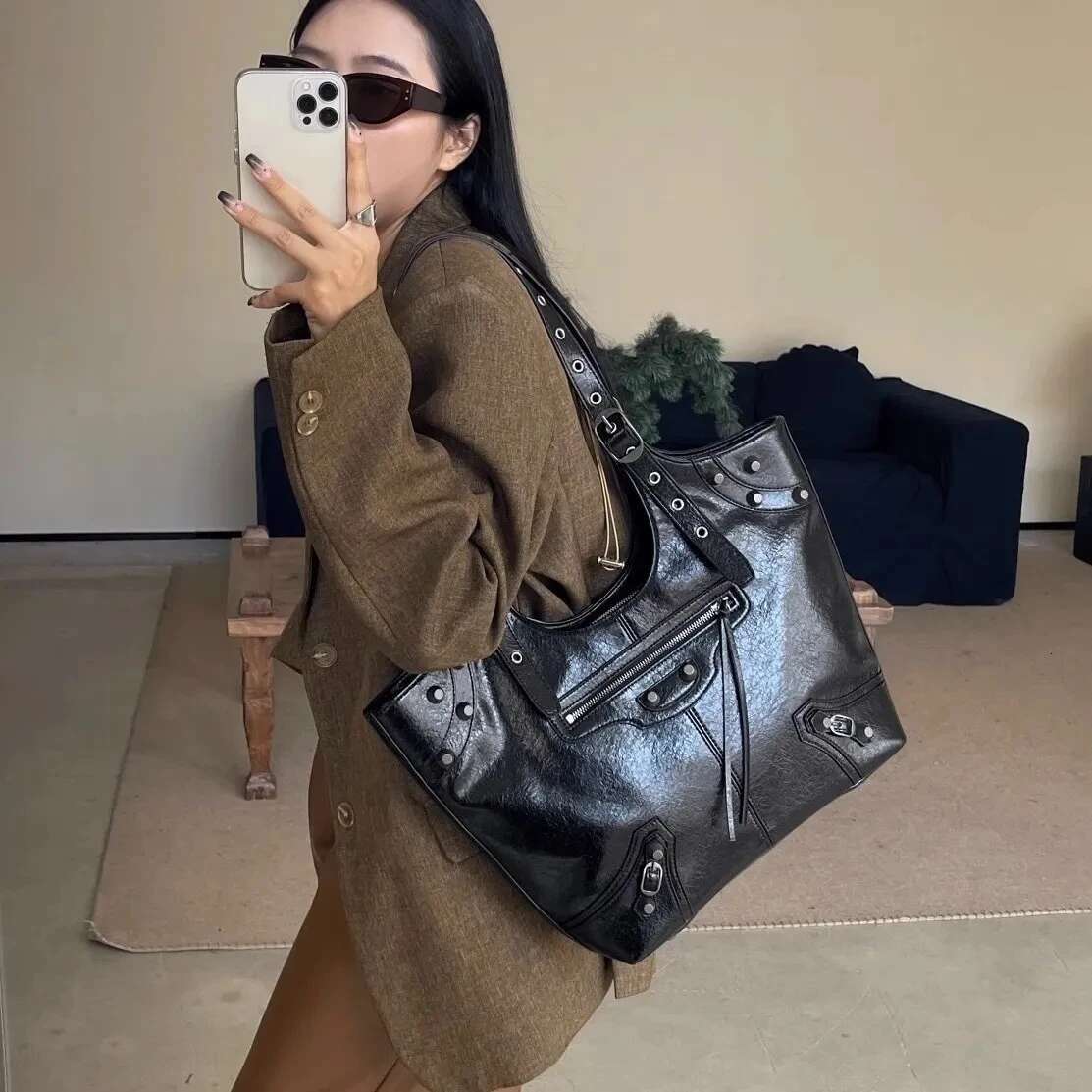 Punk Cow Cool Hand Heavy Industry Retro Rivet Bags 2024 New Trendy Tote Women's Handbags Shoulder Bag Large Capacity