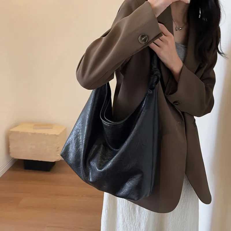 Vintage leather handbag womens large capacity shoulder bag luxurious and fashionable brown handbag shopping new large armpit homeless bag T250118