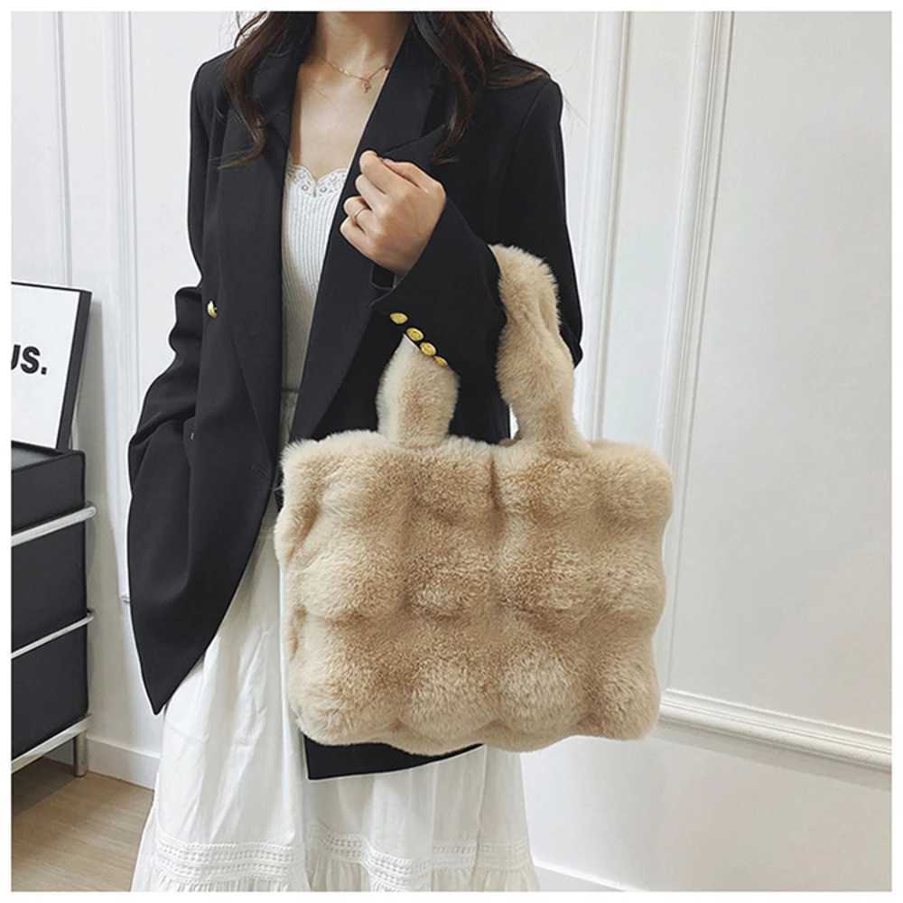 New Womens Fluffy Shoulder Bag Autumn Winter Top Handbag for Girls Plush Handbag Solid Color Casual Handbag T250118