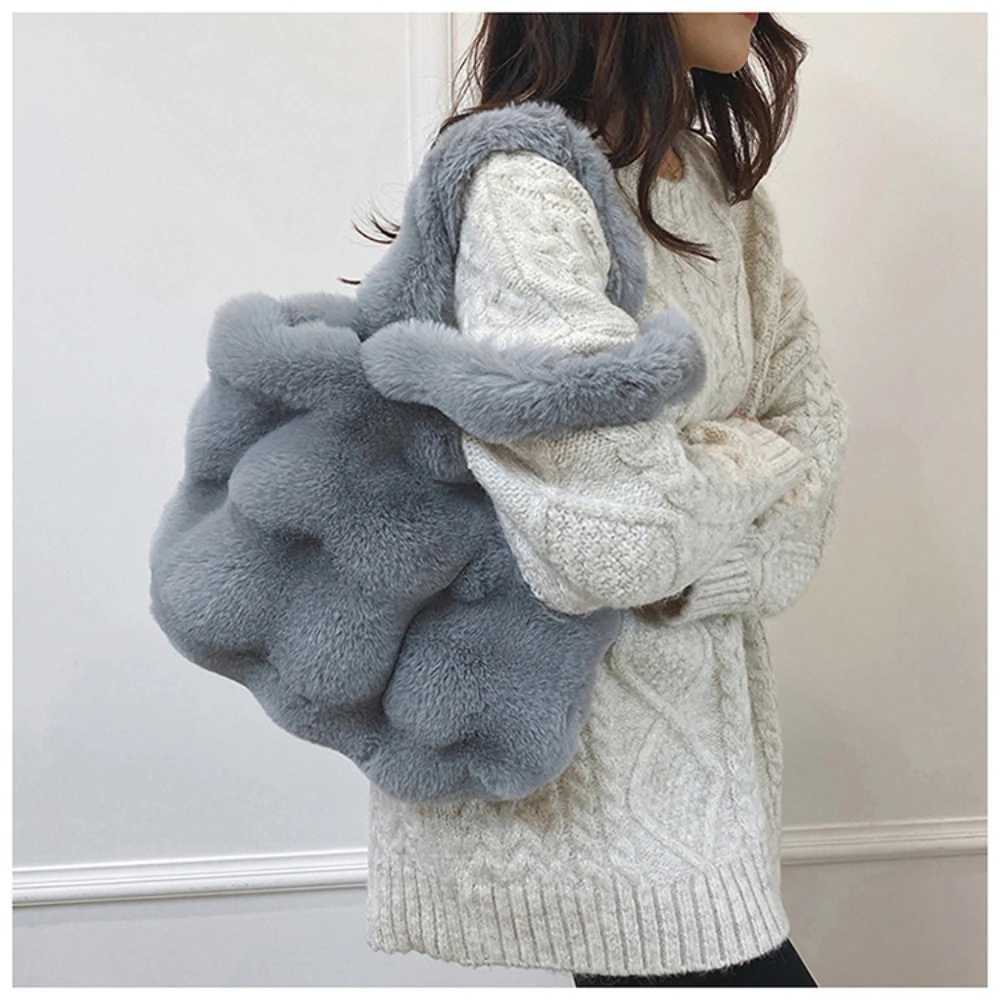 New Womens Fluffy Shoulder Bag Autumn Winter Top Handbag for Girls Plush Handbag Solid Color Casual Handbag T250118