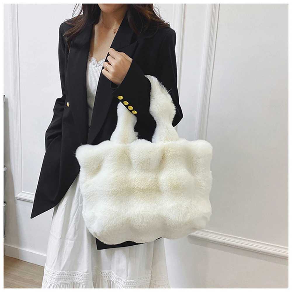 New Womens Fluffy Shoulder Bag Autumn Winter Top Handbag for Girls Plush Handbag Solid Color Casual Handbag T250118