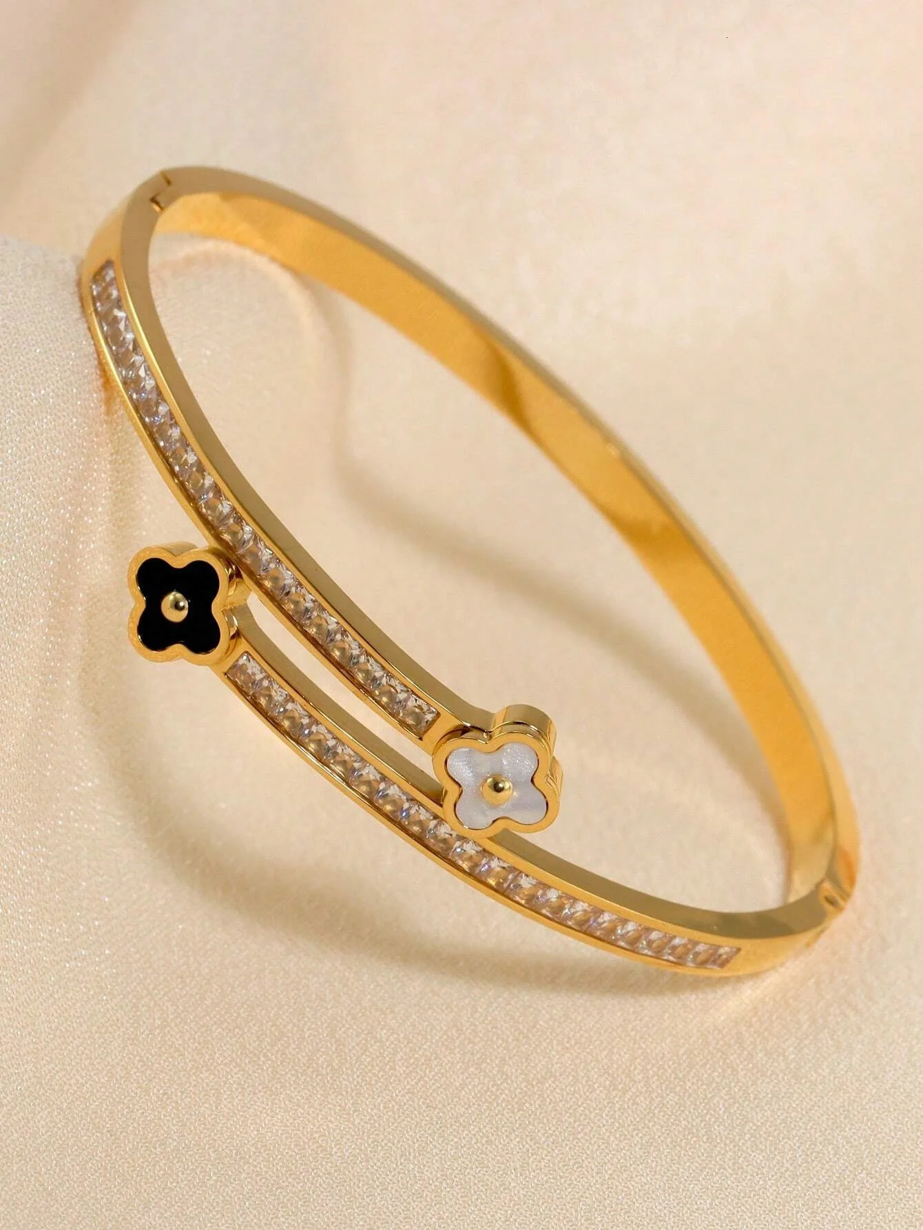 A steel fashion womens bangle 250109