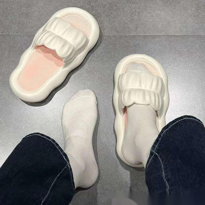 Stepping on poop feeg slippers wearing new Instagram fashion wers girls with soft hearts and cool bottoms for women