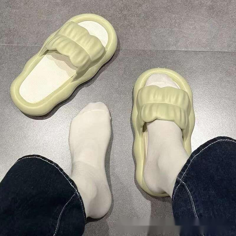 Stepping on poop feeg slippers wearing new Instagram fashion wers girls with soft hearts and cool bottoms for women