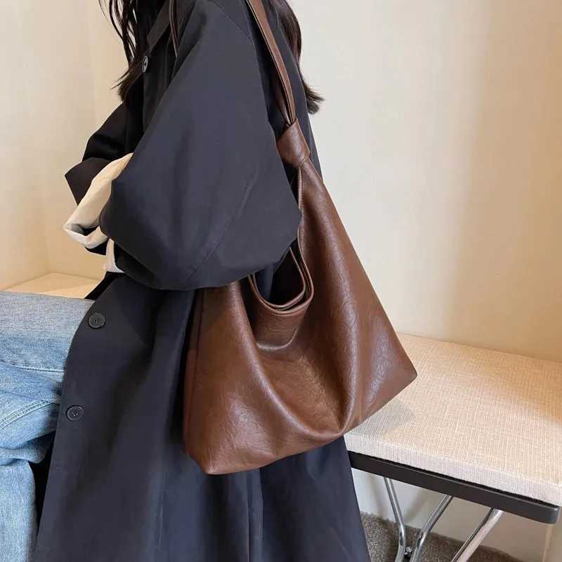 Vintage leather handbag womens large capacity shoulder bag luxurious and fashionable brown handbag shopping new large armpit homeless bag T250118