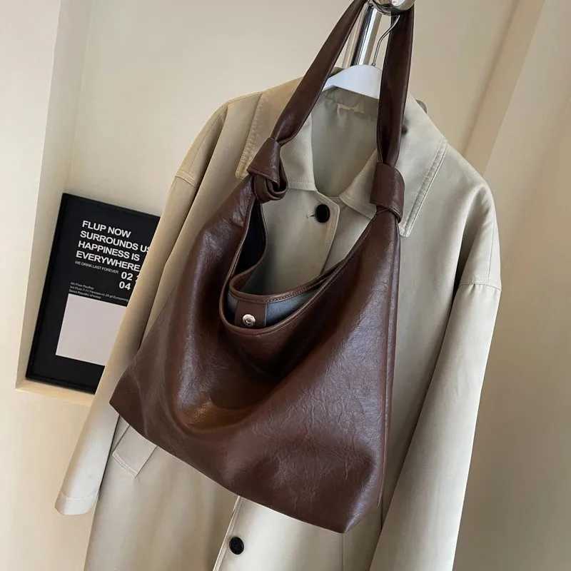Vintage leather handbag womens large capacity shoulder bag luxurious and fashionable brown handbag shopping new large armpit homeless bag T250118