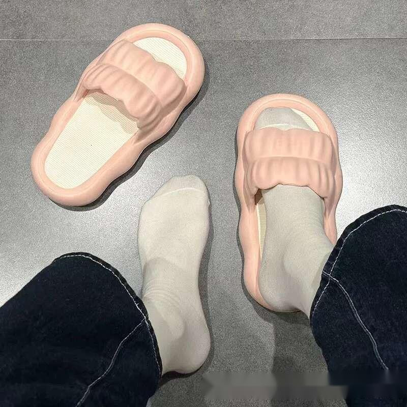 Stepping on poop feeg slippers wearing new Instagram fashion wers girls with soft hearts and cool bottoms for women