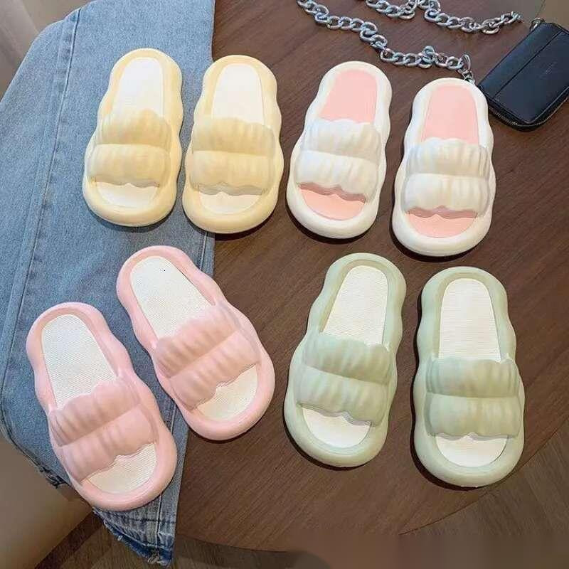 Stepping on poop feeg slippers wearing new Instagram fashion wers girls with soft hearts and cool bottoms for women