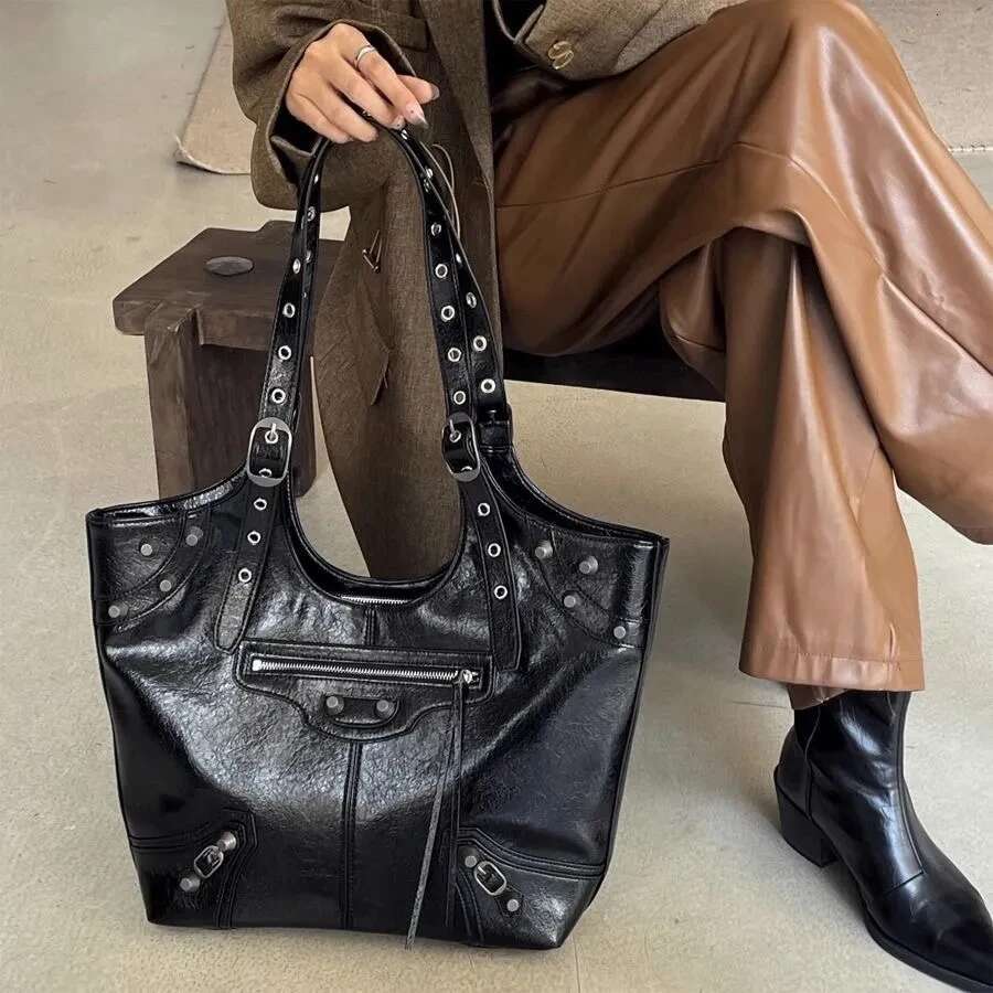 Punk Cow Cool Hand Heavy Industry Retro Rivet Bags 2024 New Trendy Tote Women's Handbags Shoulder Bag Large Capacity