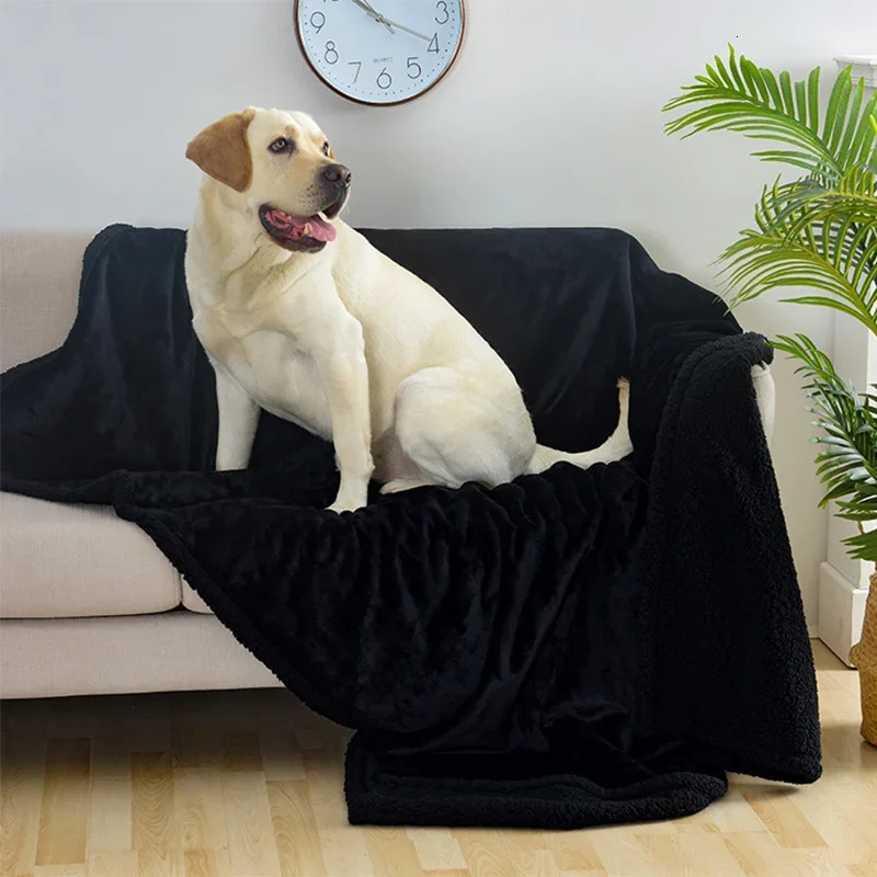 Doublesided Pet Waterproof Blanket Soft Thickened Flannel Velveteen Sherpa Blankets for Cats and Dogs Breathable Antigrip 250115